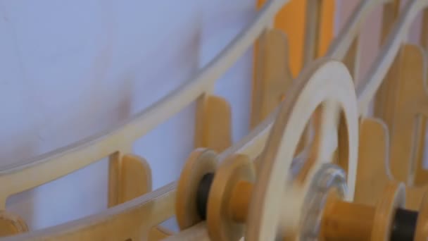 Конкурс двух одинаковых размеров деревянных колес с разным весом — стоковое видео