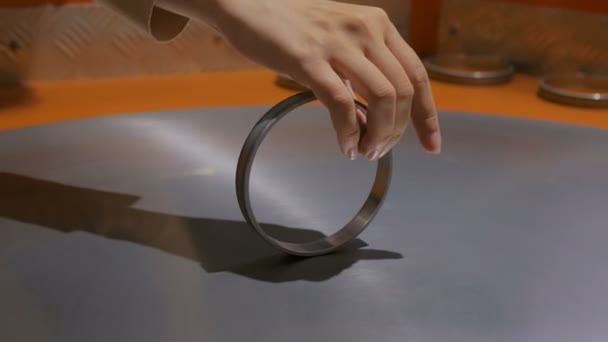 Anillos móviles en superficie de torneado de metal — Vídeo de stock