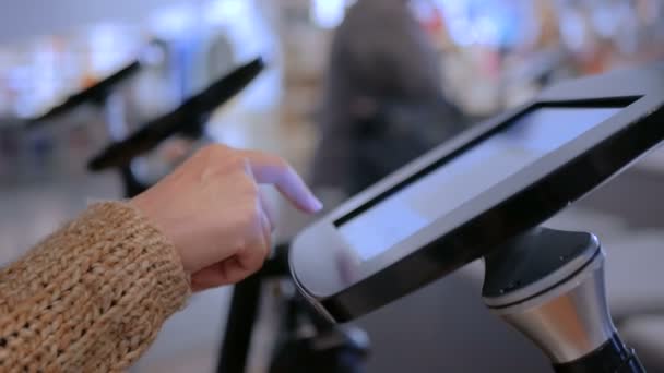 Frau nutzt interaktives Touchscreen-Tablet im Jüdisch-Modernen Museum — Stockvideo