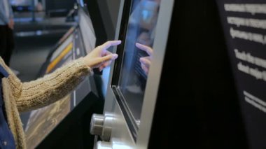 Modern tarih müzesinde etkileşimli dokunmatik ekran görüntüsü kullanan kadın