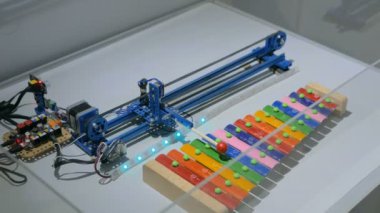 Robot renkli ksilofonda oynuyor