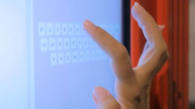 İnteraktif sanal Rus klavyesi kullanan kadın eli