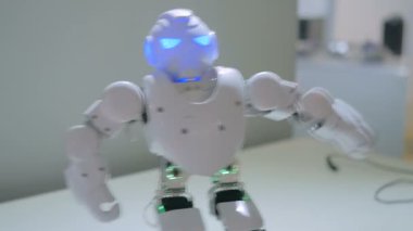 İnsansı robot Robotik Show'da dans