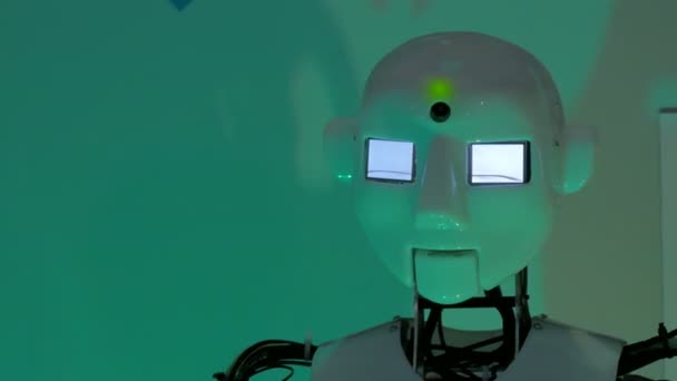頭を動かすと話して面白いロボット — ストック動画