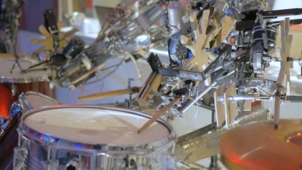 Vintage robot aan het drummen — Stockvideo