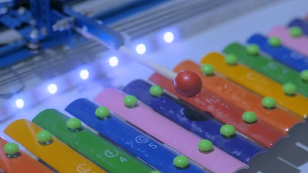 Robot jouant sur xylophone coloré — Video