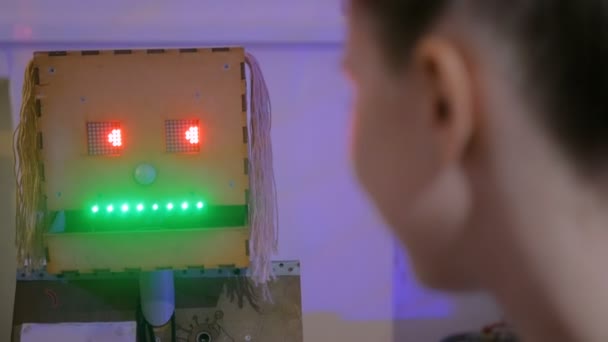 Halk el yapımı robot kadın geleceği tahmin eder. — Stok video