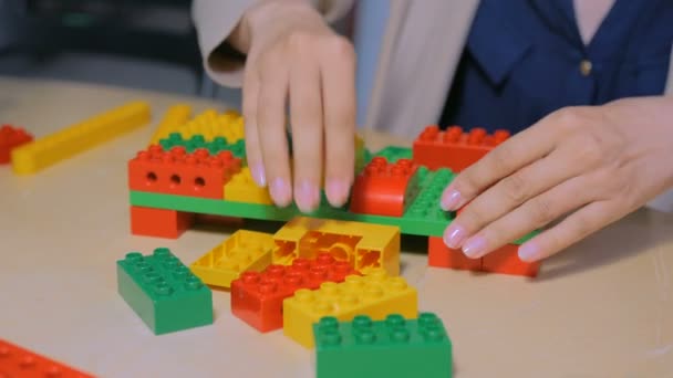 Vrouw spelen met kleurrijke constructor — Stockvideo