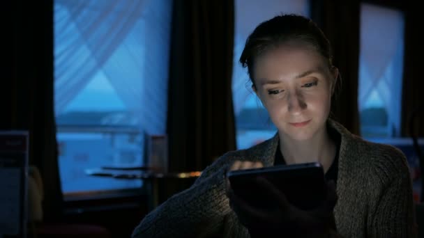 Kvinna med digital tablett datorenhet i café — Stockvideo