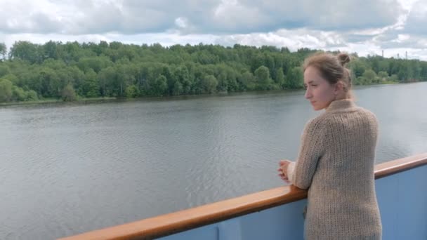 Giovane donna in piedi sul ponte della nave da crociera e guardando il fiume e il paesaggio — Video Stock