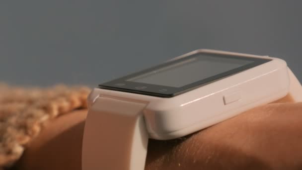 在日落时使用佩戴式智能手表的妇女 — 图库视频影像
