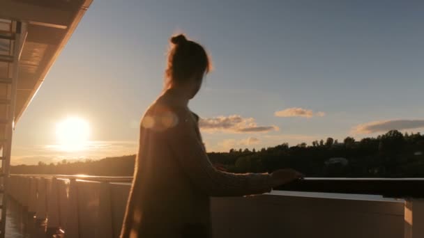 Donna che ammira il tramonto dal ponte della nave da crociera — Video Stock