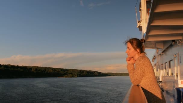 U geniet van de zonsondergang vanaf het dek van het cruiseschip vrouw — Stockvideo