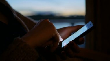 Yolcu gemisi kabinde Smartphone kullanan kadın
