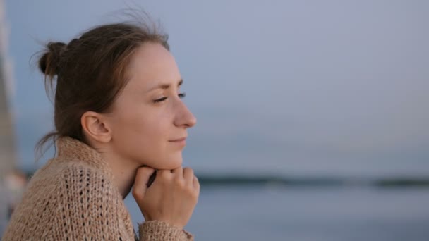 Mujer admirando el paisaje desde la cubierta del crucero después del atardecer — Vídeos de Stock