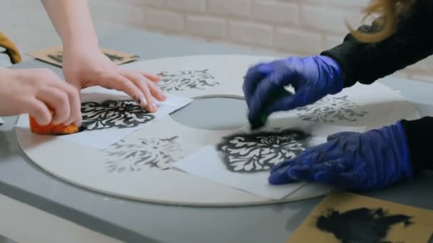 Женщины рисуют деревянные круги — стоковое видео