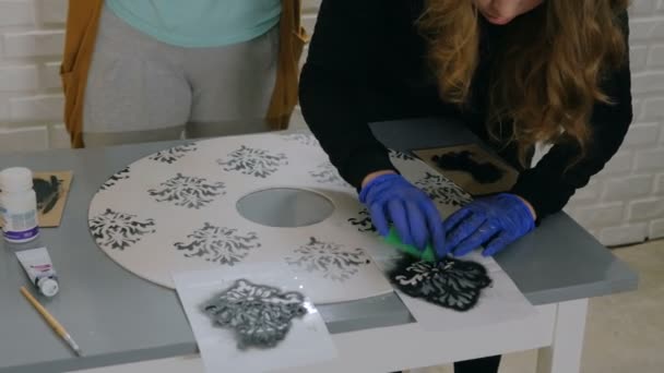 Kvinnor dekoratörer, designers målar trä cirkel dekoration — Stockvideo