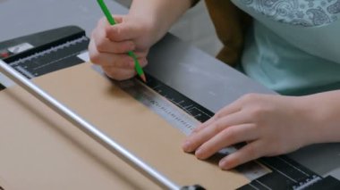 Kağıt kesici, kullanan kadın Giyotin