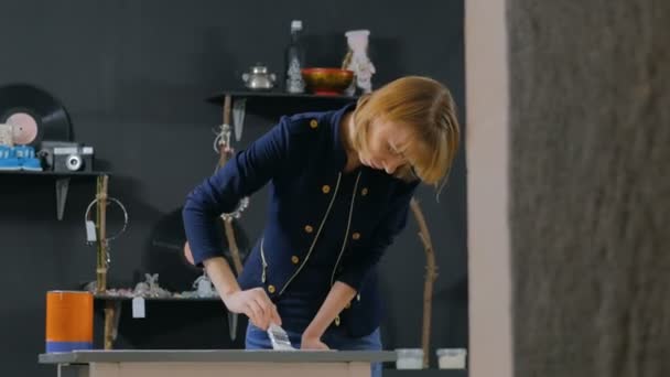 Професійний жіночий декоратор, дизайнерський живопис дерев'яне коло прикраси — стокове відео
