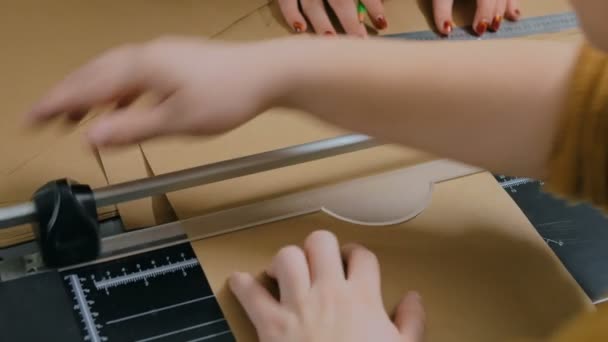 Mulher usando cortador de papel, guilhotina — Vídeo de Stock