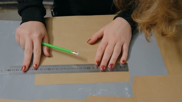 专业女性装潢师，手工纸制设计师 — 图库视频影像