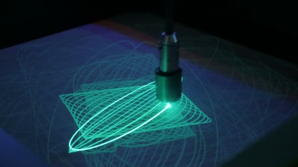 Великий маятник малює еліпси зі світлом на фосфорній поверхні — стокове відео