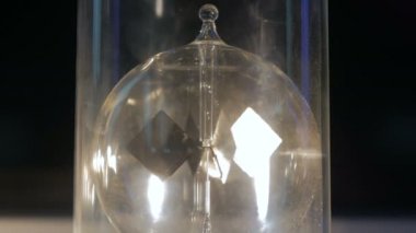 Metal vanalar ışık altında dönmeye başlar