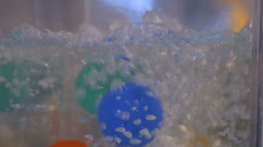 Kaynar suda plastik toplar