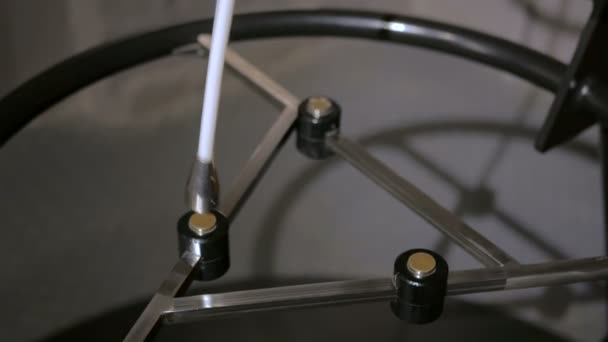 Magnetische slinger beweegt tussen drie magneten — Stockvideo