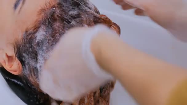 미용사 여자 클라이언트의 머리카락을 세척 — 비디오