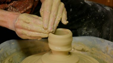 Atölyede çalışan profesyonel erkek çömlekçi.