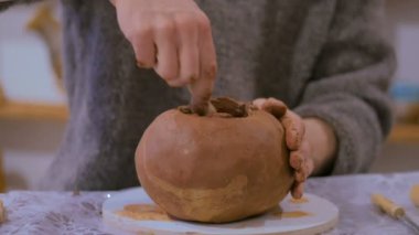 Seramik sürahi yapan profesyonel erkek çömlekçi.