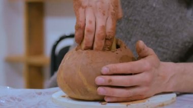 Seramik sürahi yapan profesyonel erkek çömlekçi.