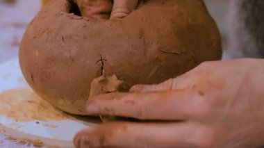 Seramik sürahi yapan profesyonel erkek çömlekçi.