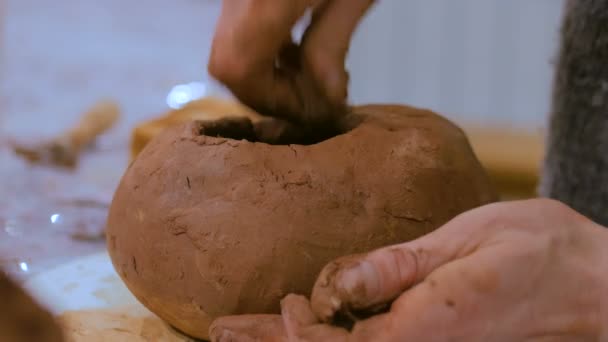 Alfarero masculino profesional que hace jarra de cerámica — Vídeos de Stock