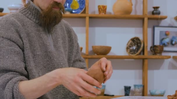 전문적 인 수컷 도공이 세라믹 즙을 만드는 모습 — 비디오