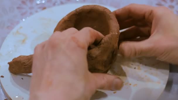 Profissional oleiro masculino fazendo caneca na oficina de cerâmica — Vídeo de Stock