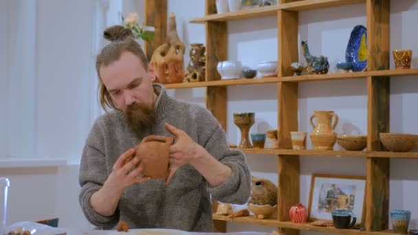 Professionell manlig krukmakare gör mugg i keramik verkstad — Stockvideo
