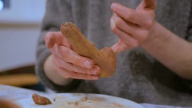 Seramik tütün piposu yapan profesyonel çömlekçi.