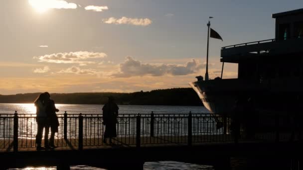 Menschen Silhouetten zu Fuß auf Pier — Stockvideo