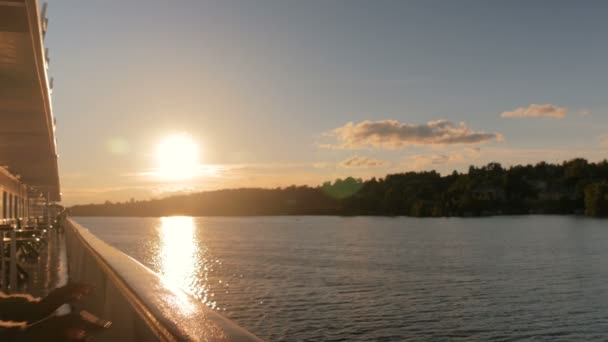 Femme admirant coucher de soleil du pont du bateau de croisière — Video
