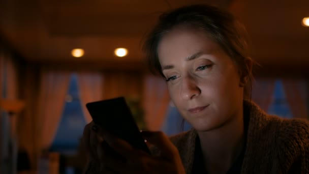 Femme utilisant un smartphone dans un café — Video