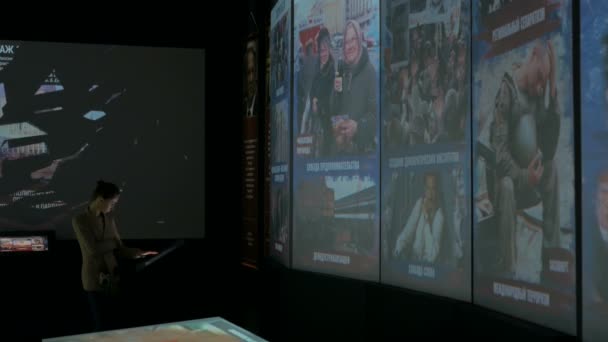 Mujer usando pantalla táctil interactiva en museo de historia moderna — Vídeos de Stock