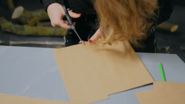 Kraft kağıdıyla çalışan profesyonel kadın dekoratör, tasarımcı.