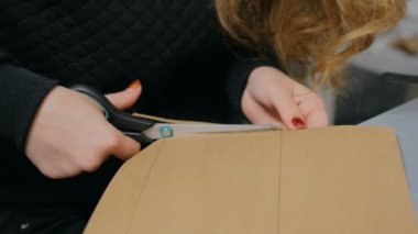 Kraft kağıdıyla çalışan profesyonel kadın dekoratör, tasarımcı.