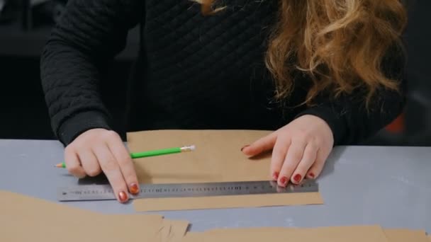 Decoração de mulher profissional, designer trabalhando com papel kraft — Vídeo de Stock