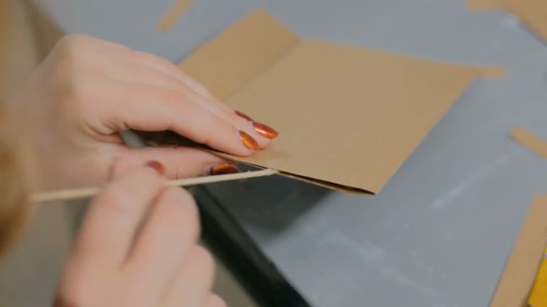 Decoradora profesional, diseñadora que trabaja con papel kraft — Vídeos de Stock