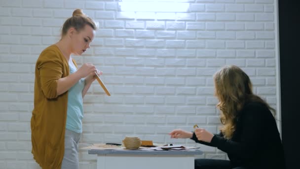 Mulheres profissionais decoradores que trabalham com papel kraft — Vídeo de Stock