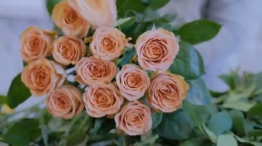 Stüdyoda çiçeklerle çalışan profesyonel bir çiçekçi.