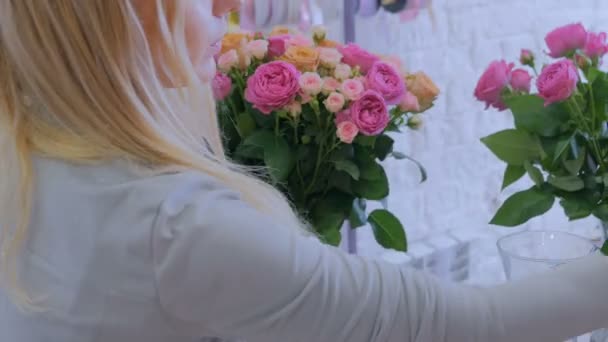 Professional florist making floral composition at flower shop — Stock Video